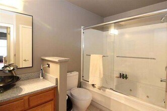 360 W Washington Ave, Unit 305 in Madison, WI - Foto de edificio - Building Photo