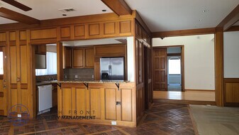 11500 E 215th St in Lakewood, CA - Building Photo