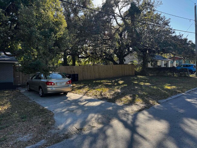 9410 N 11th St-Unit -Unit B in Tampa, FL - Building Photo - Building Photo