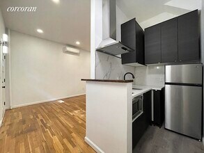 301 E 95Th St in New York, NY - Building Photo - Building Photo