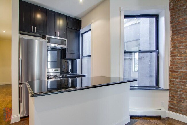 17 W 103rd St, Unit 5R in New York, NY - Foto de edificio - Building Photo