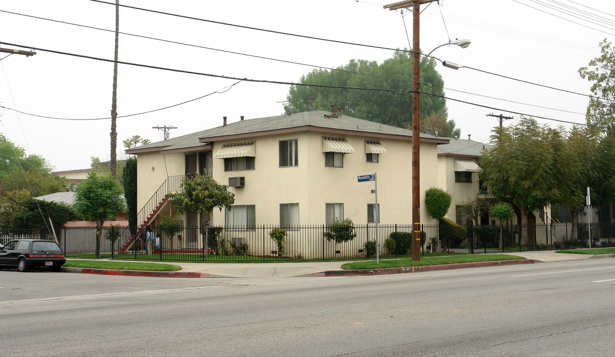 7260 Woodman Ave in Van Nuys, CA - Building Photo