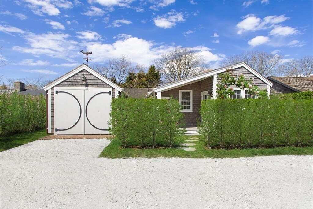 9 Lily St in Nantucket, MA - Building Photo