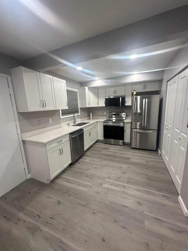 1410 Juneau St, Unit 4 in Anchorage, AK - Building Photo - Building Photo