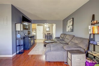 370 W Broadway in Long Beach, NY - Building Photo - Building Photo