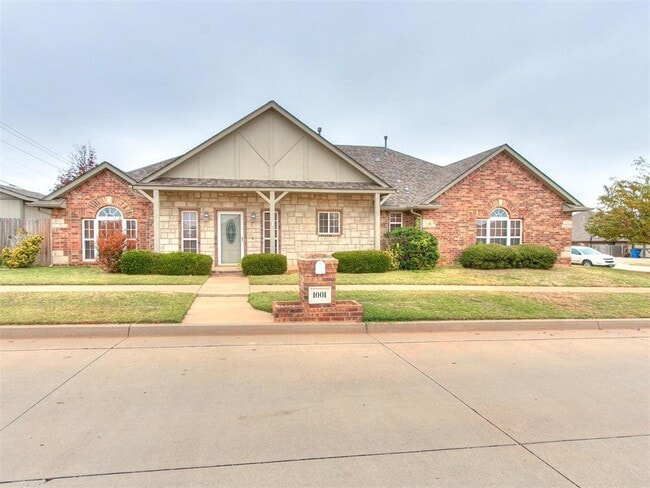 1001 N Barn Hill Way in Mustang, OK - Building Photo - Building Photo