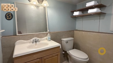 672 11th St in West Vancouver, BC - Building Photo - Building Photo