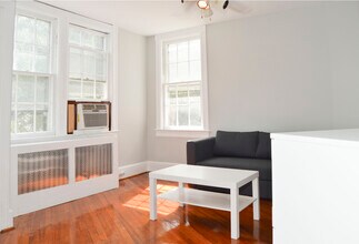 201 Kentucky Ave SE, Unit #2 in Washington, DC - Foto de edificio - Building Photo