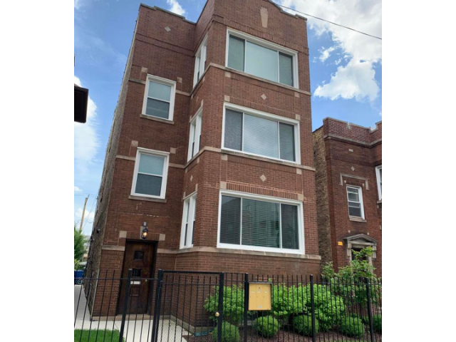 2439 W Foster Ave in Chicago, IL - Building Photo