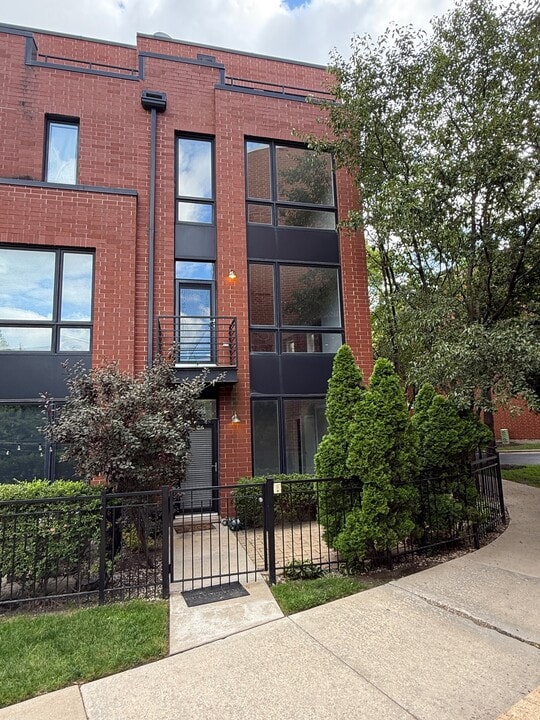 2864 N River Walk Dr in Chicago, IL - Foto de edificio