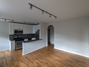 2430 N Kedzie Blvd, Unit 302 in Chicago, IL - Building Photo - Building Photo