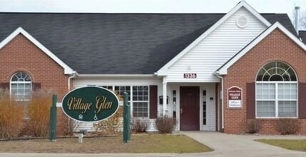 Village Glen Apartments in Traverse City, MI - Foto de edificio - Building Photo