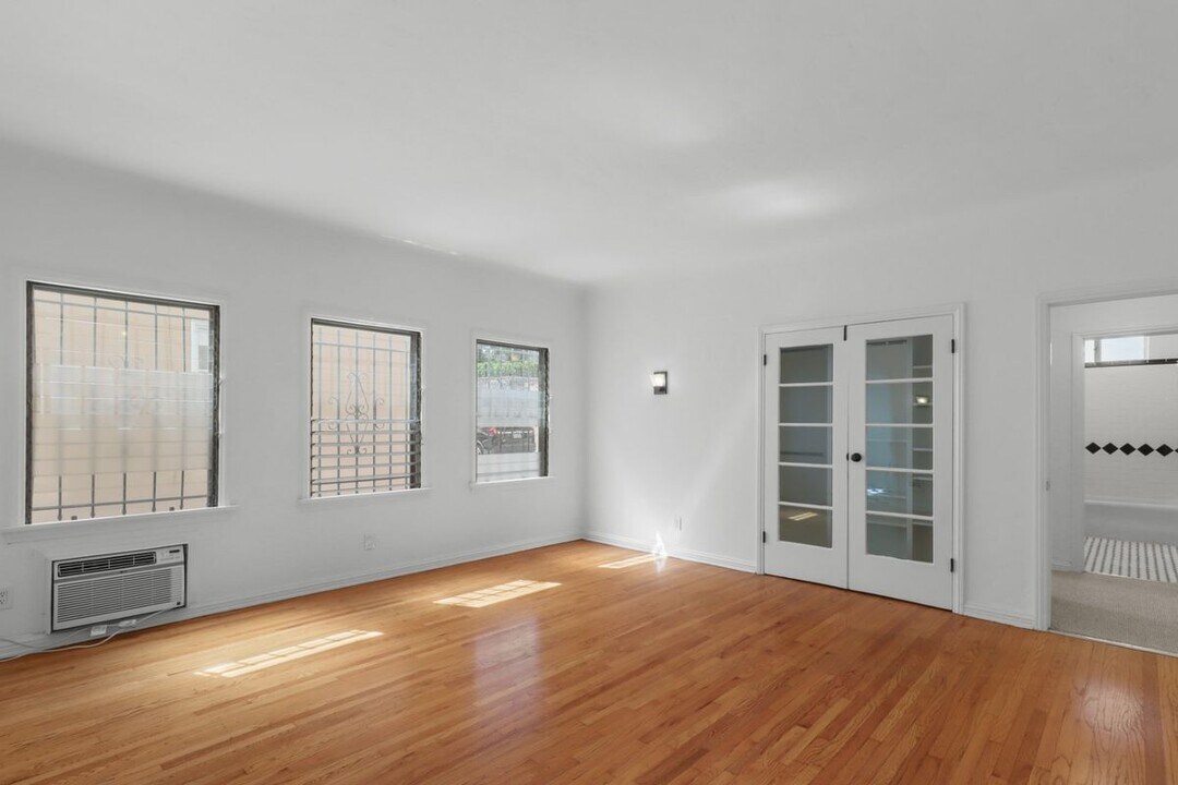 6282 Commodore Sloat Dr in Los Angeles, CA - Building Photo