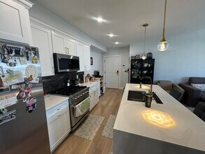 137 Falcon St, Unit 3 in Boston, MA - Foto de edificio - Building Photo