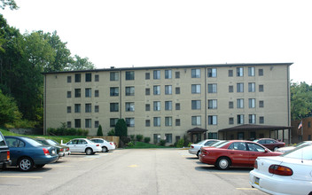 Shaler Oaks in Pittsburgh, PA - Foto de edificio - Building Photo