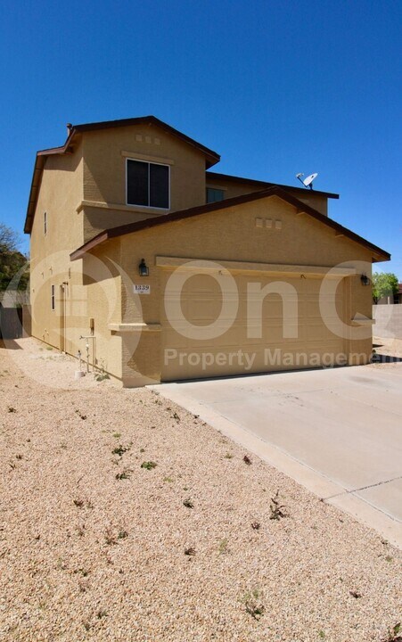 1339 W Camino Mesa Sonorense in Sahuarita, AZ - Foto de edificio