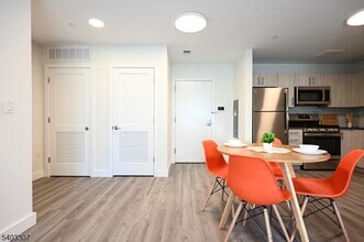 49 S Day St in Orange, NJ - Foto de edificio - Building Photo