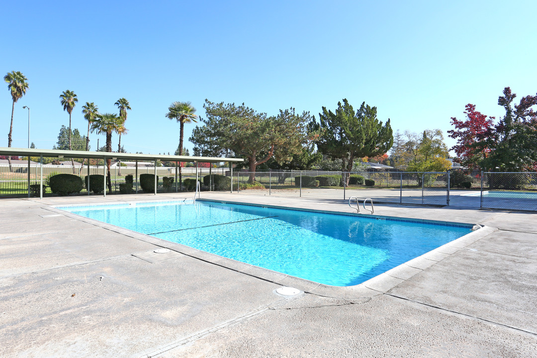 Park West Apartments in Fresno, CA - Building Photo