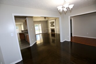 8245 Frenchorn Ln in Fayetteville, NC - Foto de edificio - Building Photo