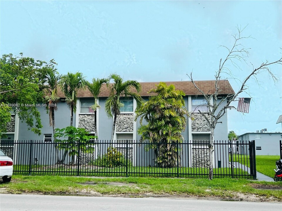 4250 SW 67th Ave in Miami, FL - Building Photo