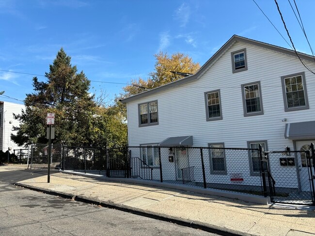 240 Sommerville Pl, Unit #2 in Yonkers, NY - Building Photo - Building Photo