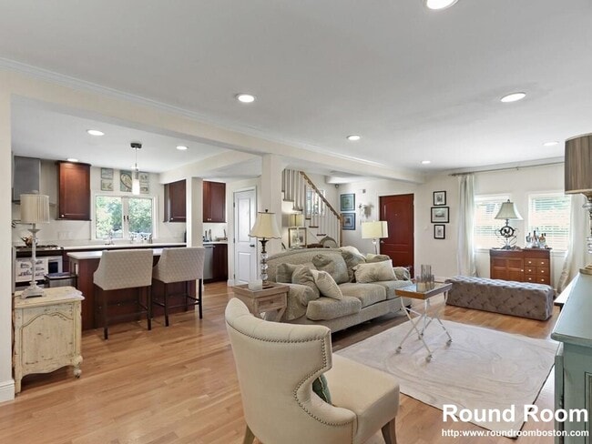 66 Saunders St, Unit 1 in Medford, MA - Foto de edificio - Building Photo