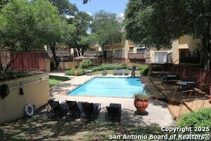 8642 Fredericksburg Rd in San Antonio, TX - Building Photo - Building Photo