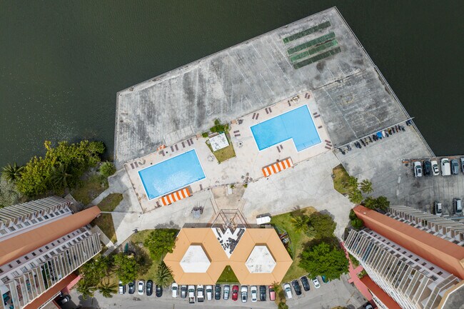Buckley Towers in North Miami Beach, FL - Foto de edificio - Building Photo