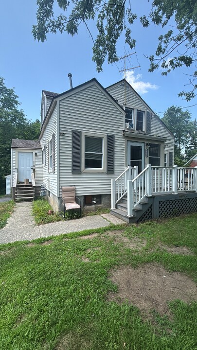 332 Old Loudon Rd in Latham, NY - Building Photo