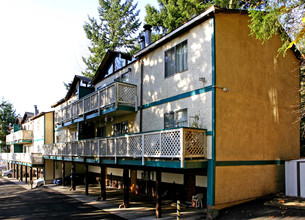 B & B Apartments in Redmond, WA - Building Photo - Building Photo