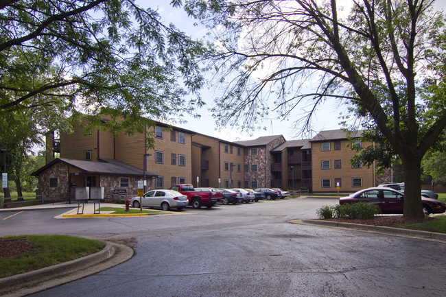 Lakewood Village in Island Lake, IL - Foto de edificio - Building Photo