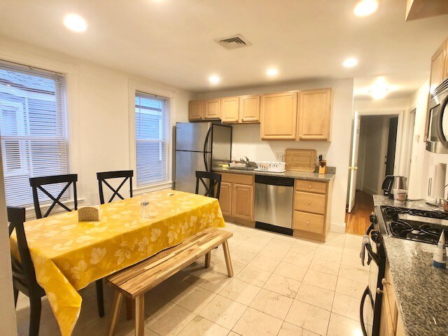 27 Brackett St, Unit 1 in Boston, MA - Building Photo - Building Photo