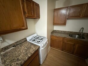 347 Pleasant St, Unit C1-16 in Malden, MA - Foto de edificio - Building Photo