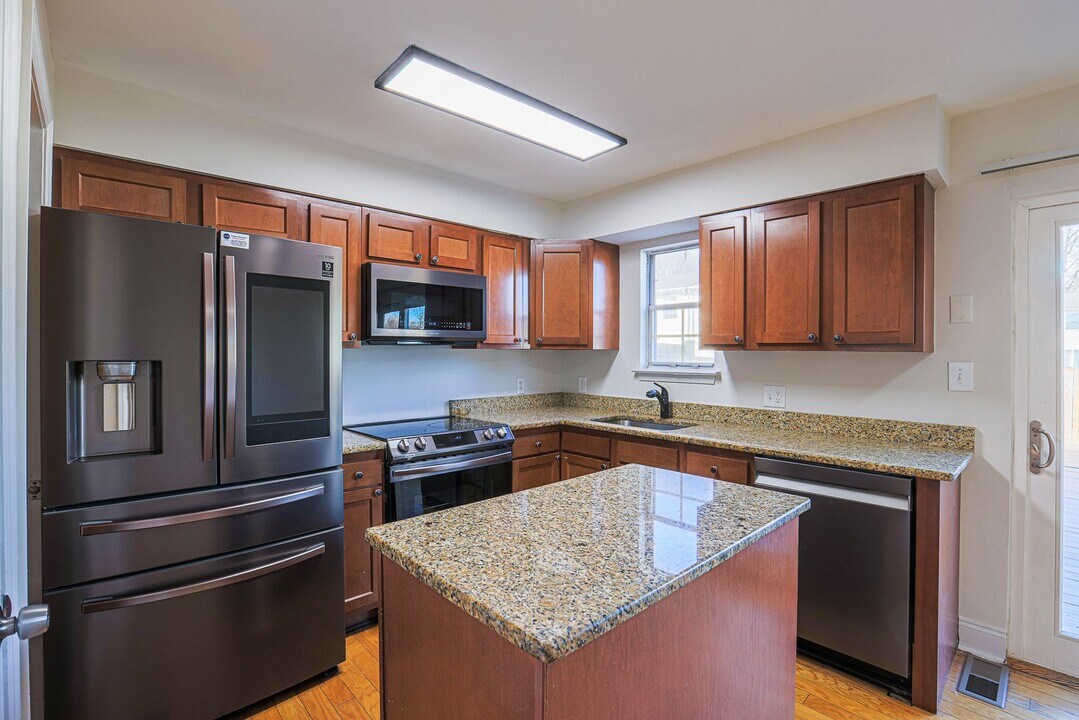 14 Luffing Ct in Essex, MD - Building Photo