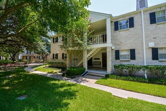 13026 Trail Hollow Dr-Unit -A-8 in Houston, TX - Foto de edificio - Building Photo