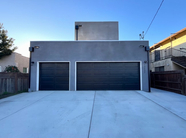 13227 Florwood Ave in Hawthorne, CA - Building Photo - Building Photo