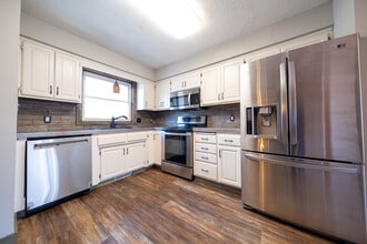 1705 Slater Ln in Burnsville, MN - Building Photo - Building Photo