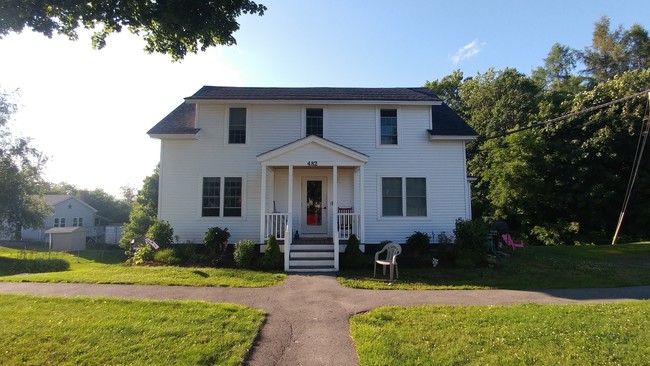 482 Essex St in Dover Foxcroft, ME - Building Photo - Primary Photo