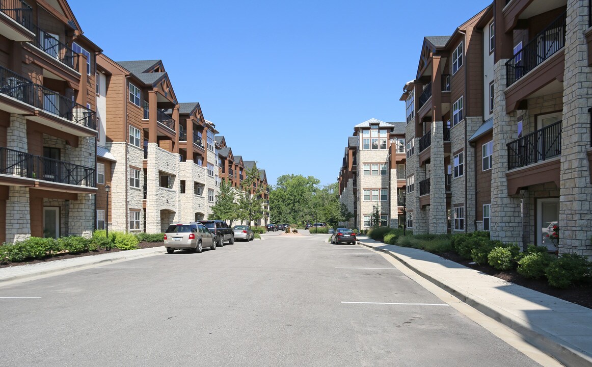 Highlands Lodge in Overland Park, KS - Building Photo