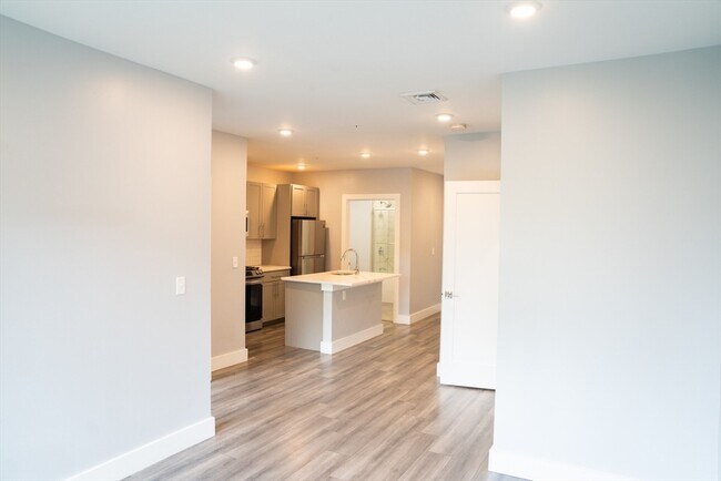 55 W 5th St, Unit 405 in Boston, MA - Foto de edificio - Building Photo