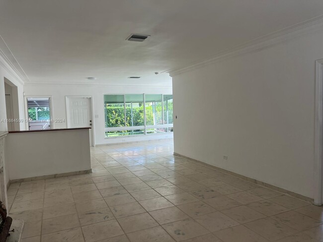 5361 N Bay Rd in Miami Beach, FL - Building Photo - Building Photo