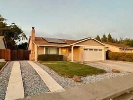233 Randall Ave in Vacaville, CA - Building Photo