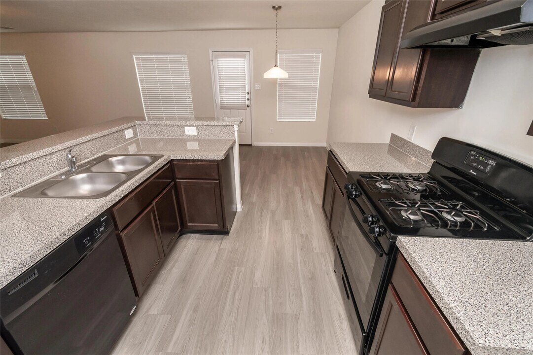 5466 Quail Cove Ln in Houston, TX - Building Photo