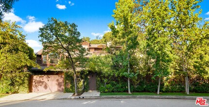 130 S Layton Dr in Los Angeles, CA - Building Photo - Building Photo