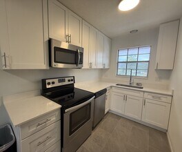 1100 E Caroline St in Tavares, FL - Foto de edificio - Building Photo
