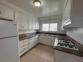 1065 S Holt Ave in Los Angeles, CA - Building Photo