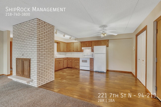 221 7th St N in Sartell, MN - Foto de edificio - Building Photo