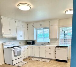 951 SW 13th St in Redmond, OR - Foto de edificio - Building Photo