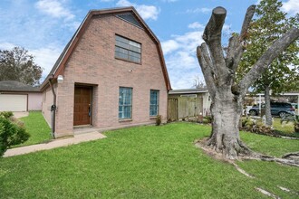 3724 Newton Dr in Pasadena, TX - Foto de edificio - Building Photo
