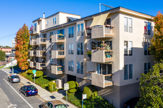 Bayo Vista Apartments in Oakland, CA - Foto de edificio - Building Photo